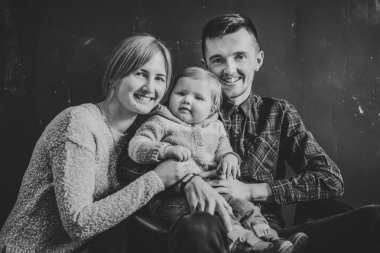 Anne, baba sarılma kızı Studio koyu arka plan üzerinde