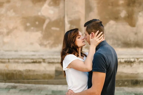 Jovem Feliz Homem Mulher Andando Longo Das Ruas Cidade — Fotografia de Stock