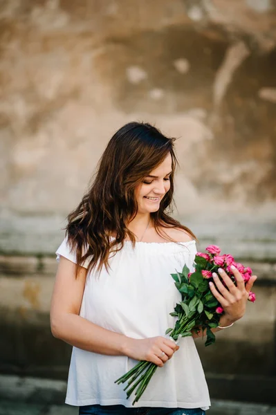 Mujer Joven Con Flores Primavera Ramo Calle Ciudad — Foto de Stock