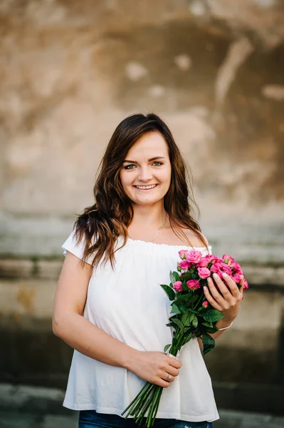 Mujer Joven Con Flores Primavera Ramo Calle Ciudad — Foto de Stock