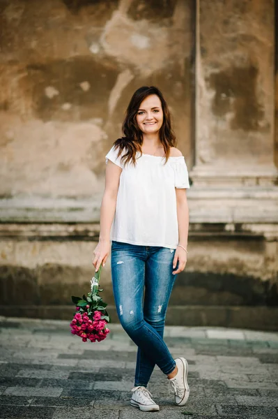 Jovem Com Flores Primavera Buquê Rua Cidade — Fotografia de Stock