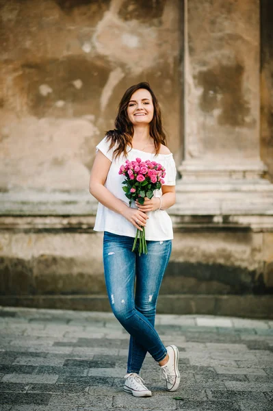 Giovane Donna Con Mazzo Fiori Primaverili Strada — Foto Stock