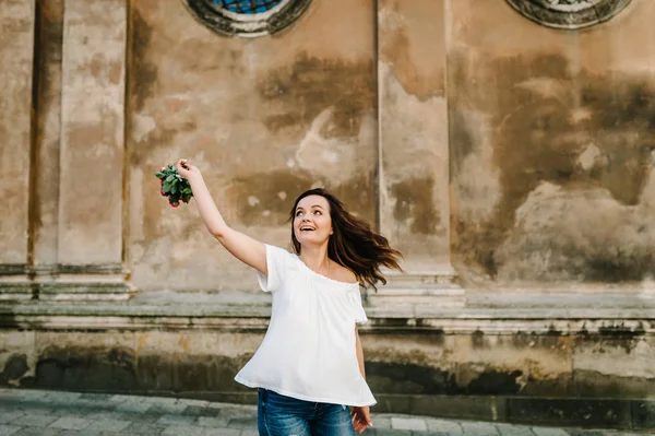 Giovane Donna Con Mazzo Fiori Primaverili Strada — Foto Stock