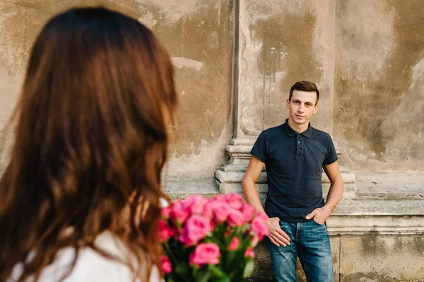 Joven Feliz Hombre Mujer Caminando Por Las Calles Ciudad — Foto de Stock