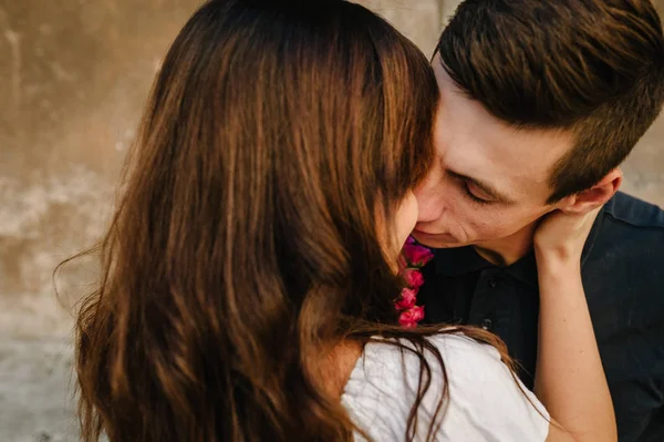 Jovem Feliz Homem Mulher Andando Longo Das Ruas Cidade — Fotografia de Stock