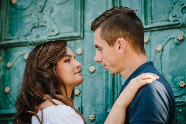 Joven Feliz Hombre Mujer Caminando Por Las Calles Ciudad —  Fotos de Stock