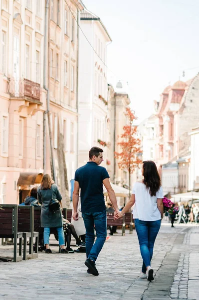 Junger Glücklicher Mann Und Frau Auf Den Straßen Der Stadt — Stockfoto