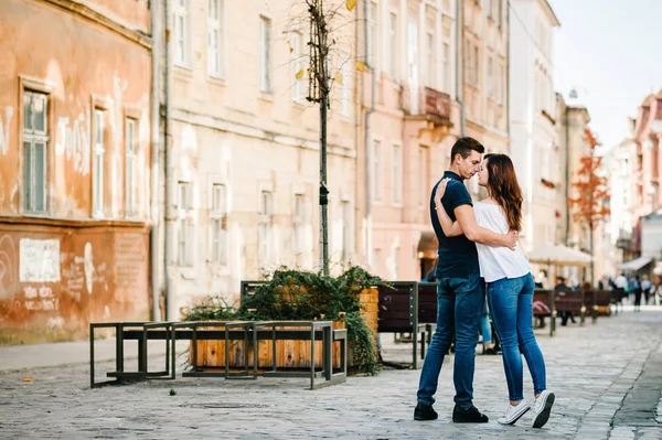 Junger Glücklicher Mann Und Frau Auf Den Straßen Der Stadt — Stockfoto