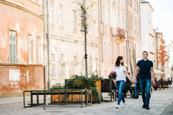 Joven Feliz Hombre Mujer Caminando Por Las Calles Ciudad — Foto de Stock