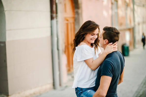 Jovem Feliz Homem Mulher Andando Longo Das Ruas Cidade — Fotografia de Stock