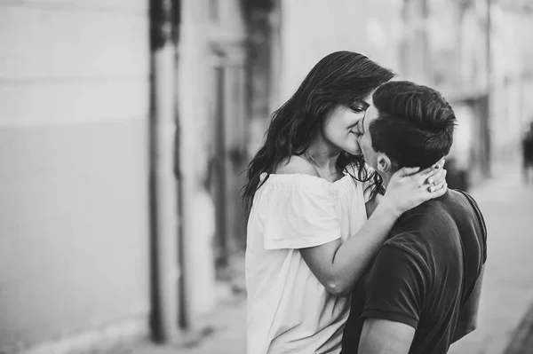 Jovem Feliz Homem Mulher Andando Longo Das Ruas Cidade — Fotografia de Stock