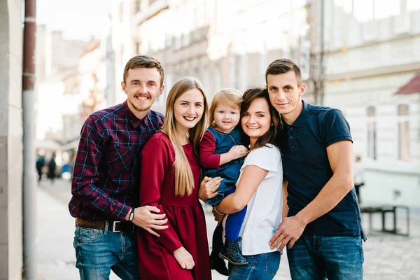 Grupp Glada Unga Vänner Står Tillsammans Och Kul Gata — Stockfoto