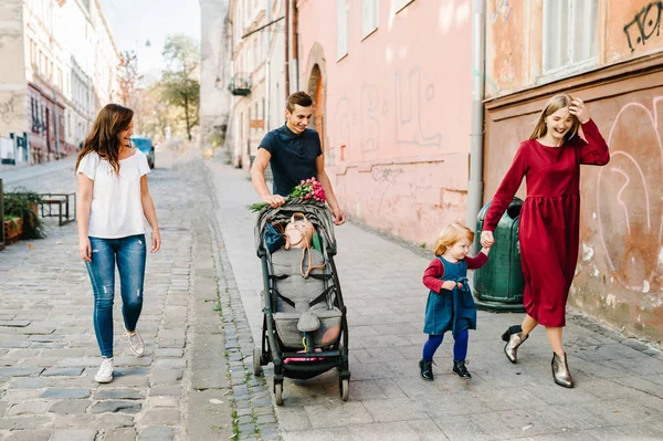Birlikte yürüyüş ve having fun şehir sokak mutlu genç arkadaş grubu