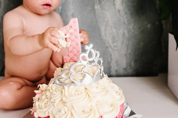 Niña Celebrando Primer Cumpleaños Con Pastel Gourmet Blanco Rosa Con — Foto de Stock