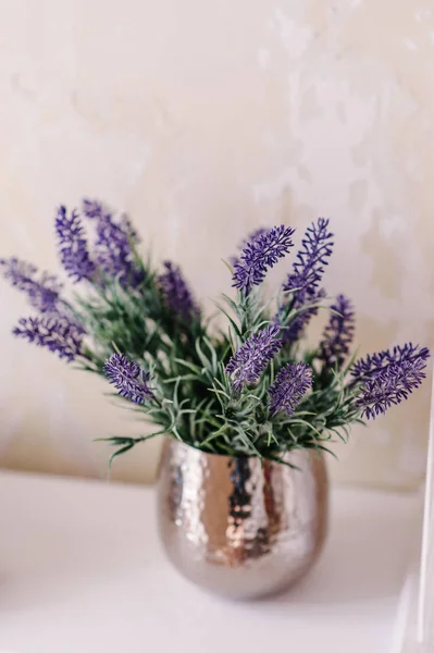 Bos Van Lavendel Groen Vaas Witte Tafel — Stockfoto