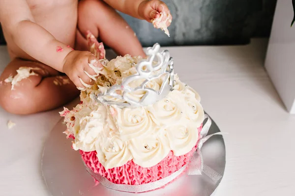 Meisje Van Baby Viert Eerste Verjaardag Met Gastronomische Witte Roze — Stockfoto