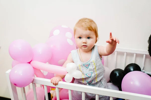 Kis Baba Lány Csecsemő Játszik Ágyban Díszített Színes Léggömbök Születésnapi — Stock Fotó