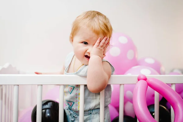 Маленькая Девочка Младенец Играет Кровати Украшенные Цветные Шарики Празднования Дня — стоковое фото