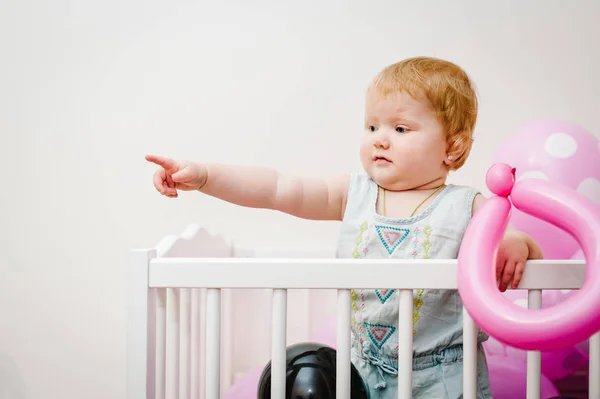 Kis Baba Lány Csecsemő Játszik Ágyban Díszített Színes Léggömbök Születésnapi — Stock Fotó