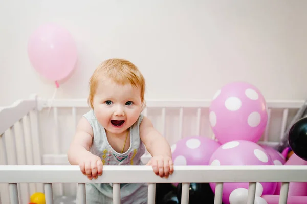 Маленькая Девочка Младенец Играет Кровати Украшенные Цветные Шарики Празднования Дня — стоковое фото