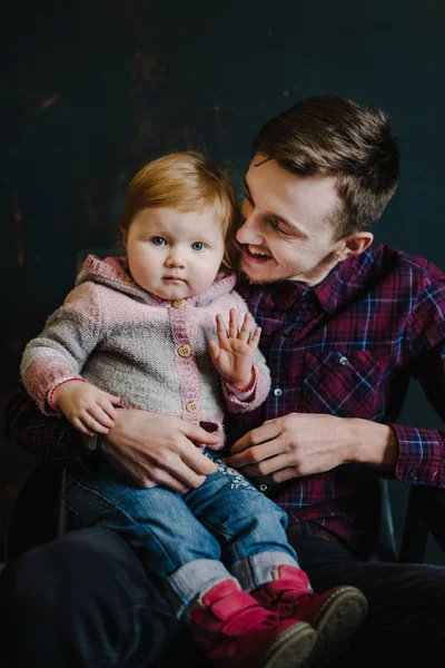 Père Fille Posant Studio Sur Fond Sombre — Photo