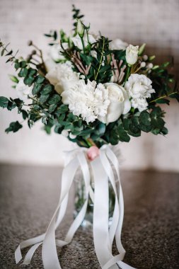 Gelin buket düğün yapılmış beyaz çiçek ve yeşillik 