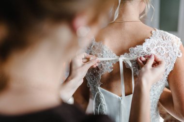 Nedime yardım gelinin görünümü Kapat tutturmak korse ve elbise alma