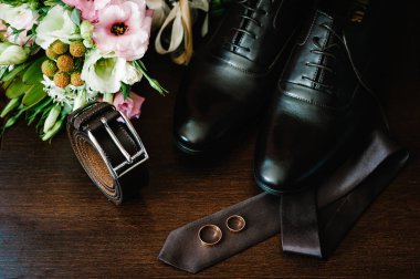 Düğün damat aksesuarları rustik kahverengi ahşap zemin üzerinde