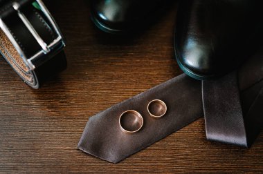 Düğün damat aksesuarları rustik kahverengi ahşap zemin üzerinde