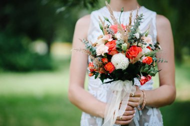 Şık düğün buket elinde tutan gelinin görünümü Kapat