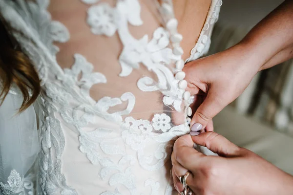 Fechar Vista Dama Honra Ajudando Noiva Fixar Espartilho Recebendo Vestido — Fotografia de Stock