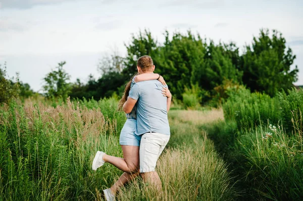 Lovely Family Hugging Green Summer Countryside — Stock Photo, Image