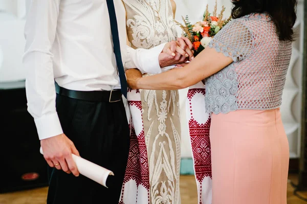 Händerna Bruden Och Brudgummen Bundet Bröllop Handduk — Stockfoto