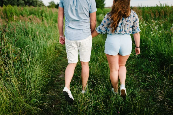 Vista Trasera Hombre Mujer Románticos Caminando Sobre Hierba Campo Atardecer —  Fotos de Stock