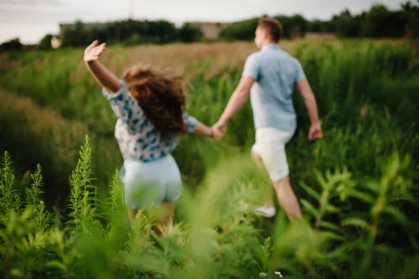 Verschwommene Romantische Mann Und Frau Fuß Auf Dem Feld Gras — Stockfoto