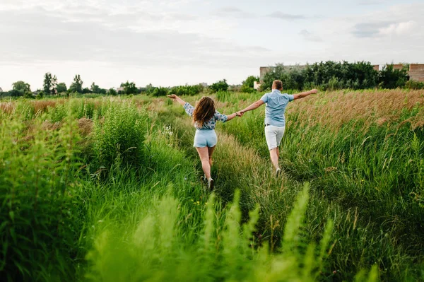 Vista Trasera Hombre Mujer Románticos Caminando Sobre Hierba Campo Atardecer —  Fotos de Stock