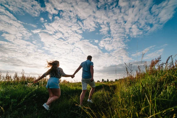 Vista Trasera Hombre Mujer Románticos Caminando Sobre Hierba Campo Atardecer —  Fotos de Stock