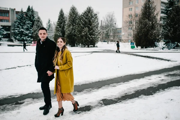 Couple Heureux Profiter Marcher Dans Parc Hiver — Photo