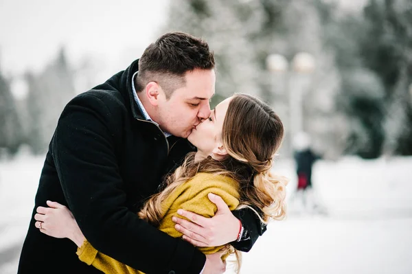 Pareja Feliz Disfrutando Caminando Parque Invierno —  Fotos de Stock