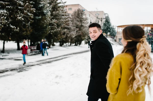 Pareja Feliz Disfrutando Caminando Parque Invierno — Foto de Stock