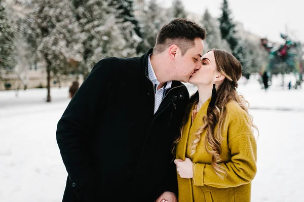 Couple Heureux Profiter Marcher Dans Parc Hiver — Photo