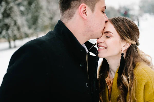 Couple Heureux Profiter Marcher Dans Parc Hiver — Photo