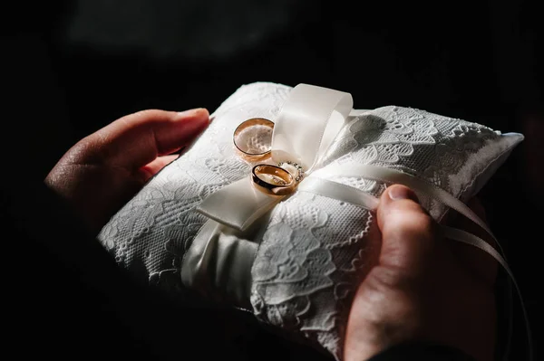 Anneaux Mariage Sur Oreiller Dentelle Dans Les Mains Marié — Photo