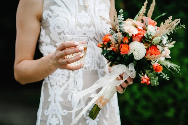 Weergave Van Bruid Elegante Bruiloft Boeket Handen Houden Sluit — Stockfoto