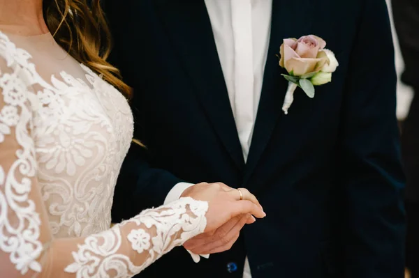 Sposo Che Tiene Mano Sposa Cerimonia Nuziale — Foto Stock