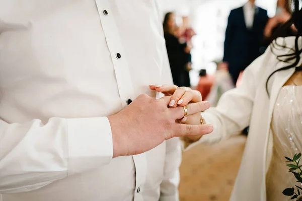 花嫁の新郎の指に金の指輪を着用 — ストック写真