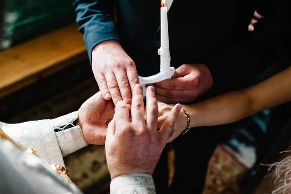 Sacerdote Benedizione Mani Con Fedi Nuziali Sposa Sposo Chiesa — Foto Stock