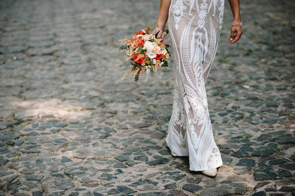 近距离看新娘手里拿着优雅的婚礼花束 — 图库照片