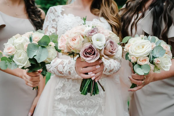 Noiva Damas Honra Vestidos Elegantes Segurando Buquês Flores Rosa Pastel — Fotografia de Stock