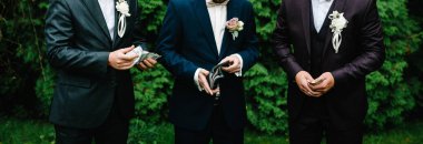 Cüzdan holding ve sayma ve parayı üç genç adam